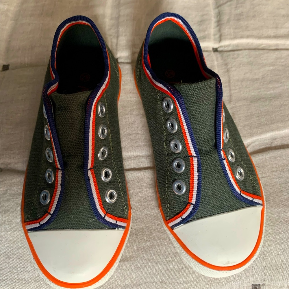 Mini Boden green laceless canvas pull ons.